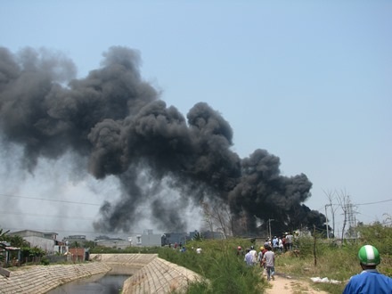 Cháy điểm tập kết lốp ô tô, khói đen bao phủ một vùng trời