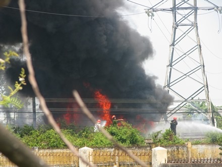 Lực lượng cảnh sát phòng cháy chữa cháy nỗ lực tiếp cận đám cháy