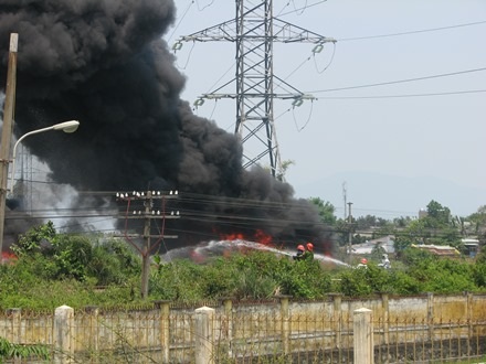 Lực lượng cảnh sát phòng cháy chữa cháy nỗ lực tiếp cận đám cháy