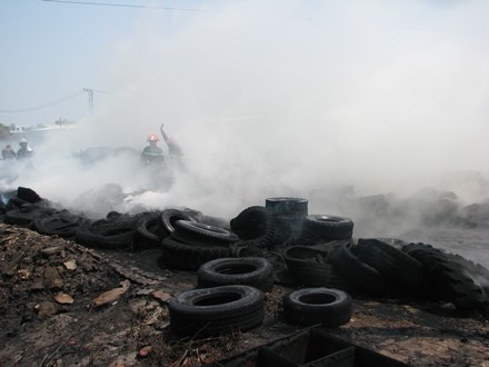 Lửa đã được dập tắt nhưng khói vẫn mù mịt