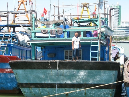 Anh Thành trên chiếc tàu của mình sau chuyến đánh bắt ngoài Hoàng Sa trở về