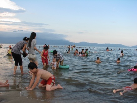 Du khách tắm biển Đà Nẵng