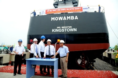 Ấn nút hạ thủy tàu DWFL 5412/YN522811