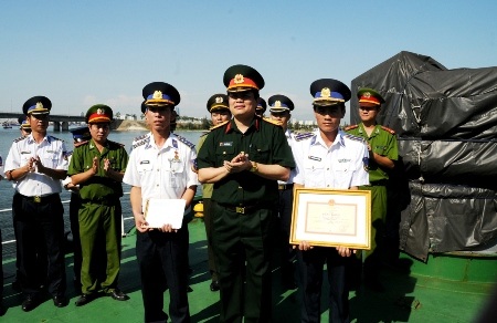 Trao bằng khen cho chiến sĩ cảnh sát biển
