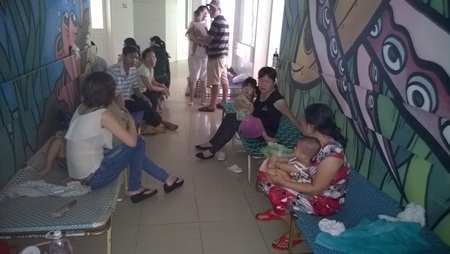 Đà Nẵng: Bệnh nhi nhập viện tăng cao - 3 Nhiều phòng bệnh phải kê thêm giường ngoài hành lang