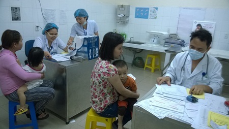 Đà Nẵng: Bệnh nhi nhập viện tăng cao - 2 Các bác sĩ luôn phải làm việc tích cực