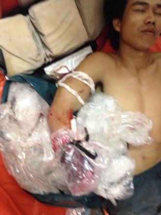 Ngư dân Huỳnh Tấn Cường được đưa vào bờ và chuyển đến bệnh viện cấp cứu an toàn