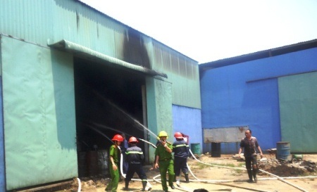 Lực lượng phòng cháy chữa cháy tiếp cận hiện trường 