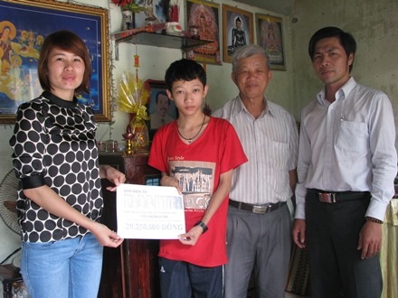 PV Dân trí trao tiền của bạn đọc Dân trí đến em Long