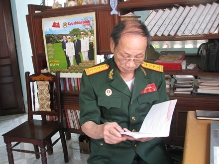 Đại tá Nguyễn Văn Chước xem lại cuốn hồi ký Cuộc đời binh nghiệp của mình
