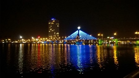 Cầu sông Hàn là những điểm thu hút khách du lịch 