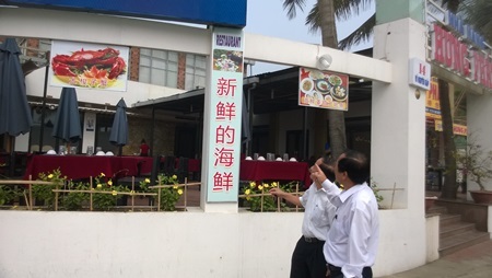 Đoàn kiểm tra các cơ sở kinh doanh 