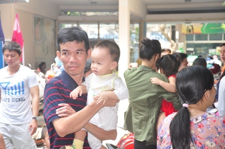 Nhiều trẻ phải đợi bên ngoài sân chờ đến lượt