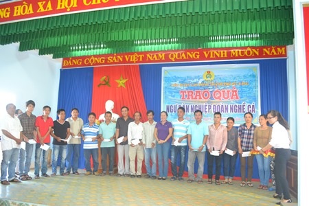 Trao tiền cho các ngư dân có hoàn cảnh khó khăn tiếp tục bám biển