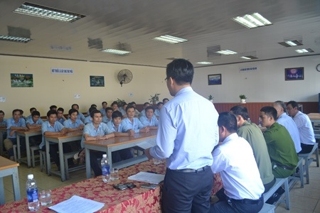 Các công nhân được tuyên truyền về tình hình biển Đông, cách mitinh, biểu tình Trung Quốc