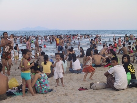 Nhiều người đổ ra biển giải nhiệt