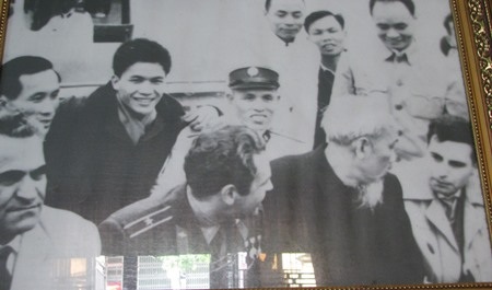 Ông Bình (đội mũ - phía sau lưng Bác Hồ) chụp hình với Bác Hồ và ông 