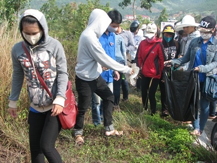 Các bạn trẻ tham gia dọn vệ sinh 