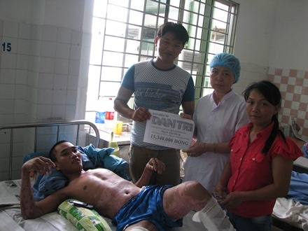 Phạm Văn Bích và gia đình nhận tiền của bạn đọc Dân trí ủng hộ