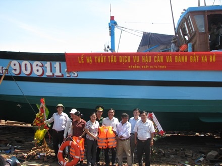 Lãnh đạo chính quyền địa phương chúc mừng chủ tàu 