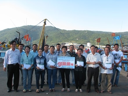 Tiếp sức 150 triệu đồng cho ngư dân bám biển