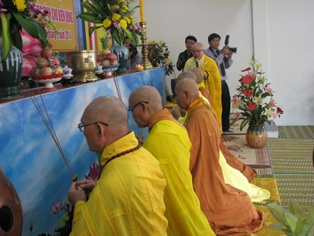 Hàng ngàn tăng ni phật tử cầu hòa bình cho biển Đông