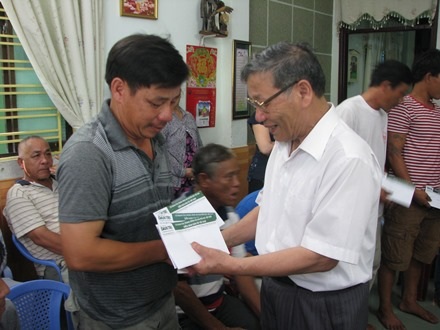 Trao 100 triệu đồng đến ngư dân Đà Nẵng có tàu cá bị đâm chìm