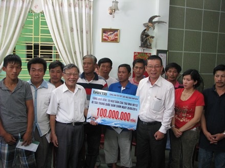 Ngư dân Nguyễn Huỳnh Bá Biên bị thương ở chân