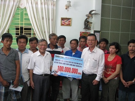 Phó Tổng biên tập báo Dân trí Nguyễn Lương Phán cũng thăm hỏi và động viện chủ tàu 