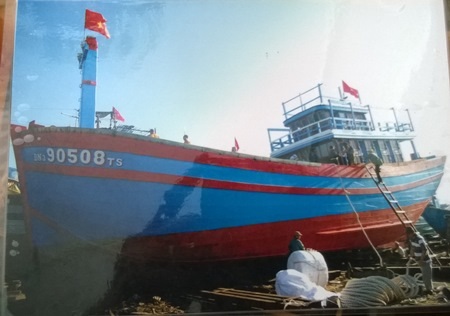 “Tàu Trung Quốc có đâm thì mình vẫn vươn khơi bám biển!” - 2 Tàu ĐNa – 90508 là tàu đã vớt và cứu hộ an toàn các ngư dân trên tàu bị chìm (ảnh Khánh Hồng)