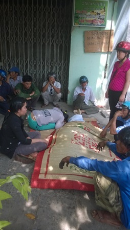 Người vợ khóc lóc thảm thiết bên thi thể chồng