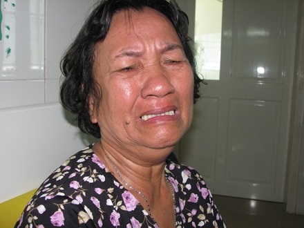 Bà Vinh khóc nghẹn ngào khi nghe tin đứa cháu trai của mình bị bệnh ung thư máu