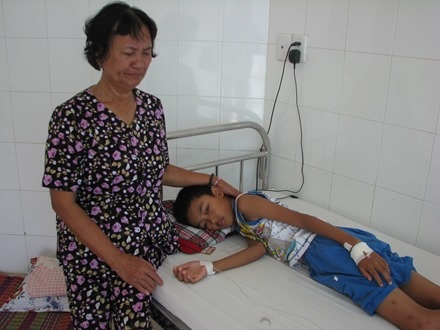 Bà Vinh lo lắng không biết lấy đâu ra tiền chữa bệnh cho cháu