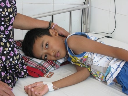 Cháu Tùng đang được điều trị tại Bệnh viện Phụ sản – Nhi Đà Nẵng