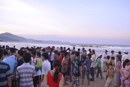 Người dân hiếu kỳ xem tìm kiếm thi thể hai nạn nhân