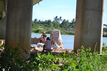 Tổ chức khâm liệm thi thể nạn nhân M.