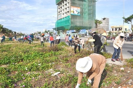 Người dân ra quân làm sạch môi trường sau lễ mit-tinh