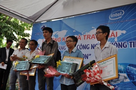 Ban tổ chức trao giải cho các thí sinh