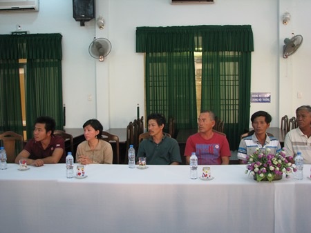 Chủ tàu và các ngư dân tàu ĐNa-90152 tại buổi gặp mặt