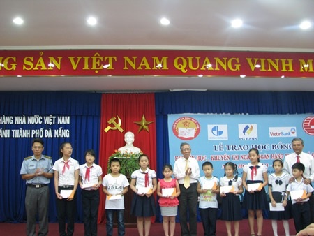 Trao học bổng cho con em kiểm ngư, ngư dân và con nhà nghèo.