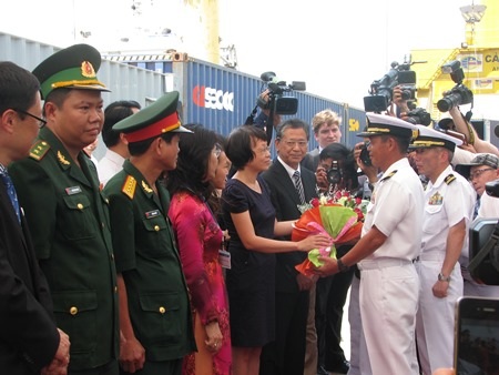 Đại diện chính quyền TP Đà Nẵng đón tàu tại cảng Tiên Sa