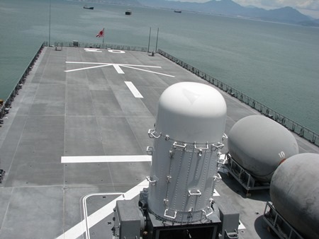 Boong tàu - nơi để đáp máy bay. Những máy bay cỡ lớn cũng đáp được xuống đây