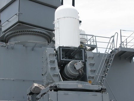 Súng - vũ khí duy nhất trên con tàu. Mỗi phút có thể bắn được 3.000 phát đạn