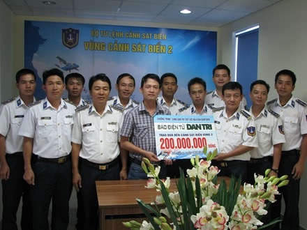 Chụp ảnh lưu niệm cùng với các chiến sĩ cánh sát biển vừa từ Hoàng Sa trở về