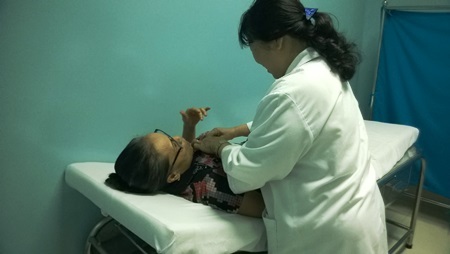 3 phương pháp đơn giản giúp phát hiện ung thư vú sớm - 1 Bác sĩ đang khám cho một bệnh nhân