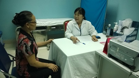 3 phương pháp đơn giản giúp phát hiện ung thư vú sớm - 2 Để phát hiện sớm bệnh ung thư vú, chị em có thể tự khám tại nhà