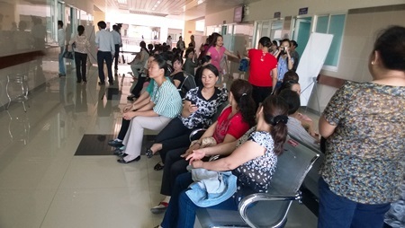 3 phương pháp đơn giản giúp phát hiện ung thư vú sớm - 3 Chị em phụ nữ đang được đến lượt khám