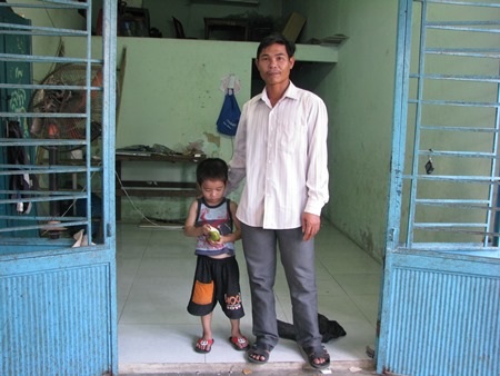 Nhà anh Út không có vật dụng gì đáng giá cả