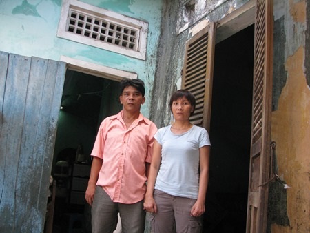 Gia đình anh sống trong một ngôi nhà hoang cũ kỹ, mục nát