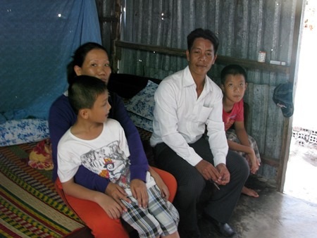 Cả gia đình anh Xuân sống trong ngôi nhà tạm khoảng 16m2